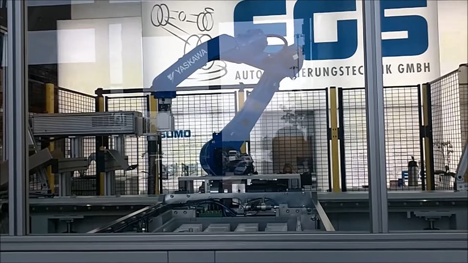 blauer Roboterarm hinter einer Scheibe